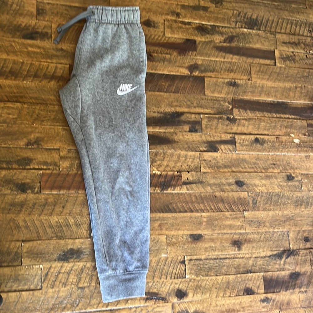 Gray nike kids jogger with pockets.